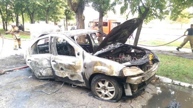 На одной из столичных улиц загорелся автомобиль