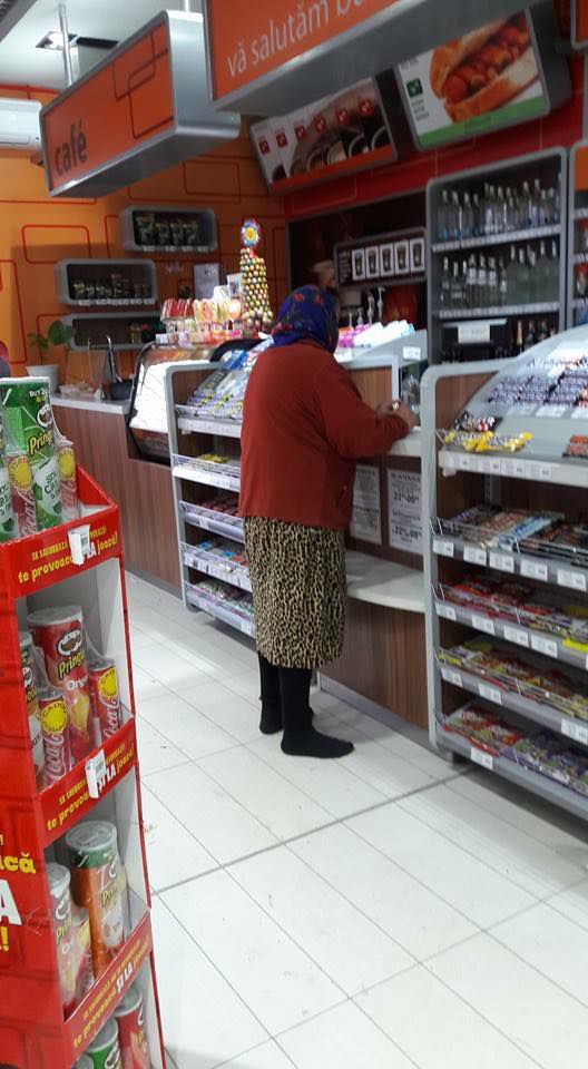 No comment: O bătrânică s-a descălțat la intrarea în magazinul unei stații PECO
