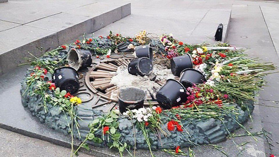 В Киеве вандалы залили цементом Вечный огонь