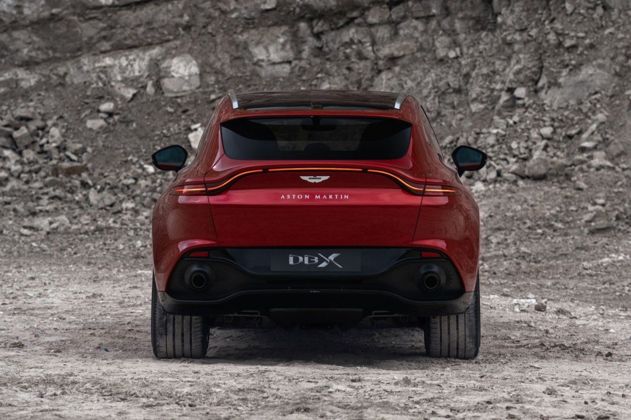 Aston Martin представил свой первый внедорожник