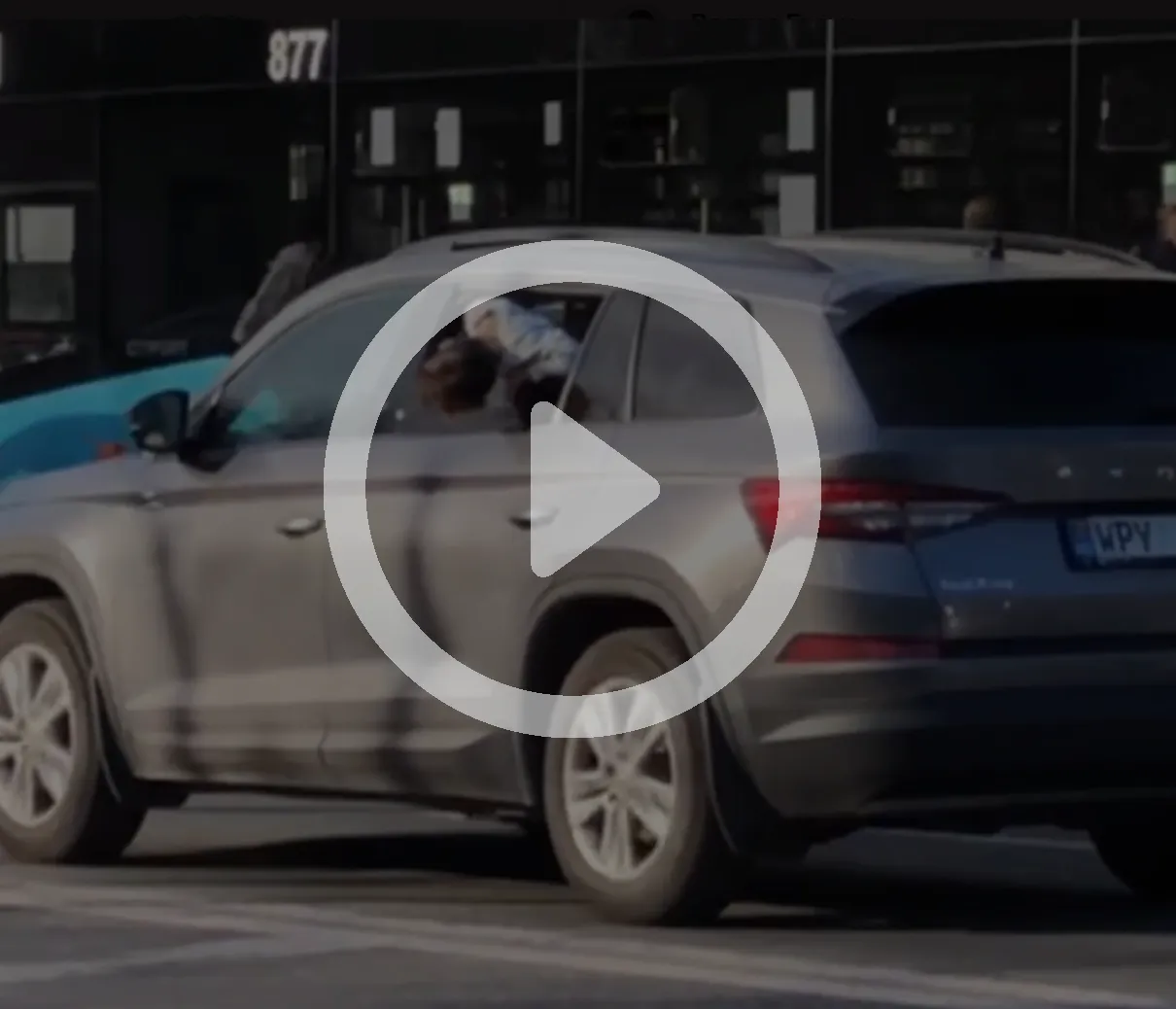 Un copil fără centură de siguranță a ieșit pe fereastra unei mașini în mișcare în Capitală