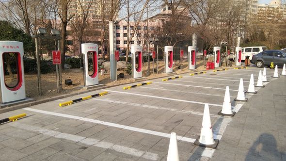 Tesla открыла в Пекине крупнейшую Supercharger-станцию мира