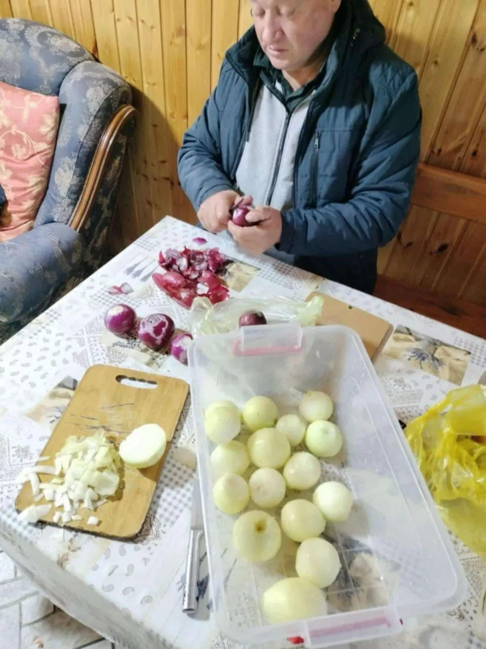 Primarii și președintele raionului Telenești au sărbătorit victoria oamenilor buni cu un frigărui în orele de lucru