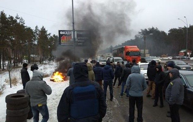 Водители перекрыли въезд в Киев в знак протеста