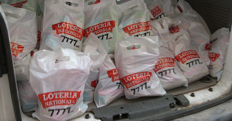 Лотерея: 100 человек с особыми потребностями получили к Пасхе продуктовые наборы