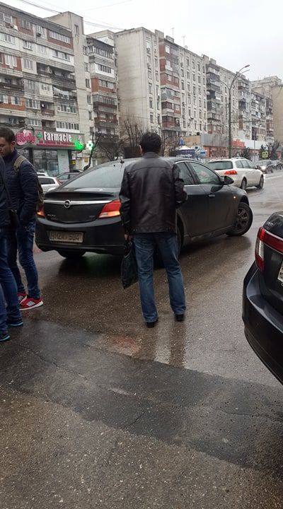 Сломавшееся авто парализовало движение троллейбусов на Рышкановке