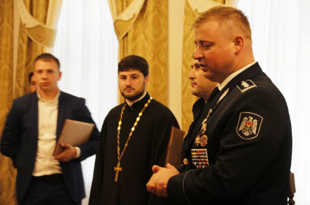 Митрополит наградил Кавкалюка и других полицейских дипломами и медалями