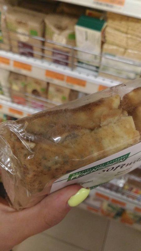 В столичном супермаркете продаются вафли с плесенью