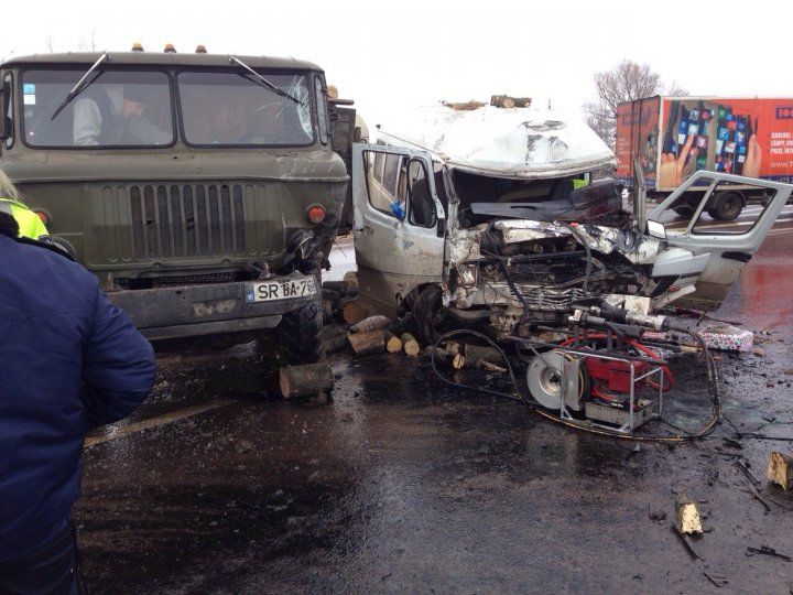 Водитель микроавтобуса пострадал в результате столкновения с грузовиком