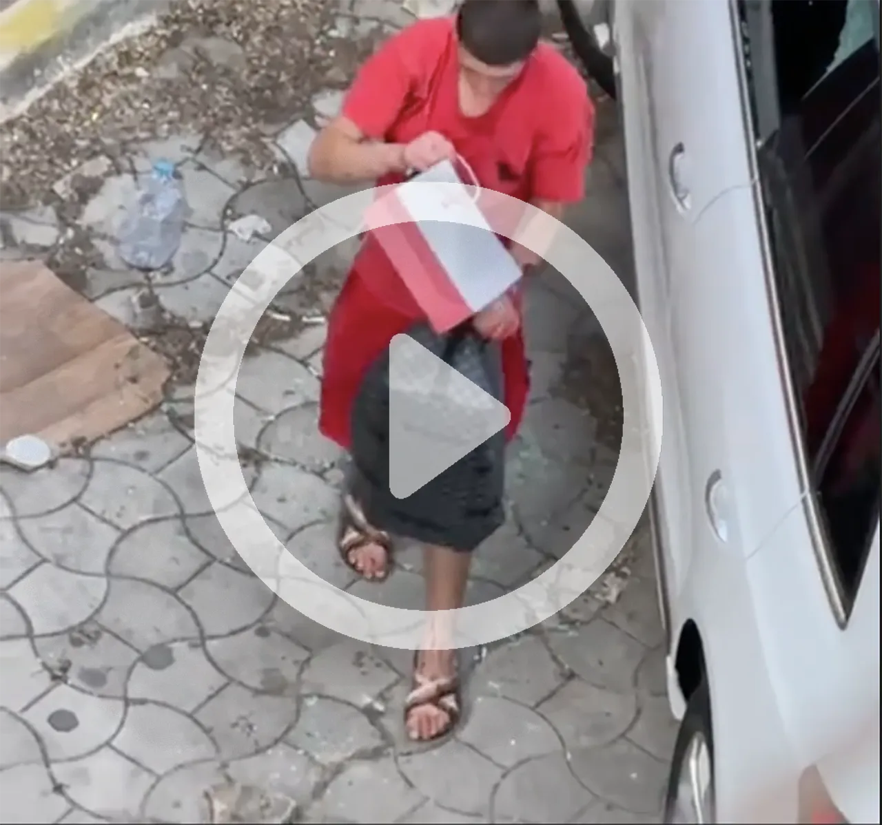 Un bărbat a spart geamul unei mașini din Chișinău și a furat bunuri în plină zi