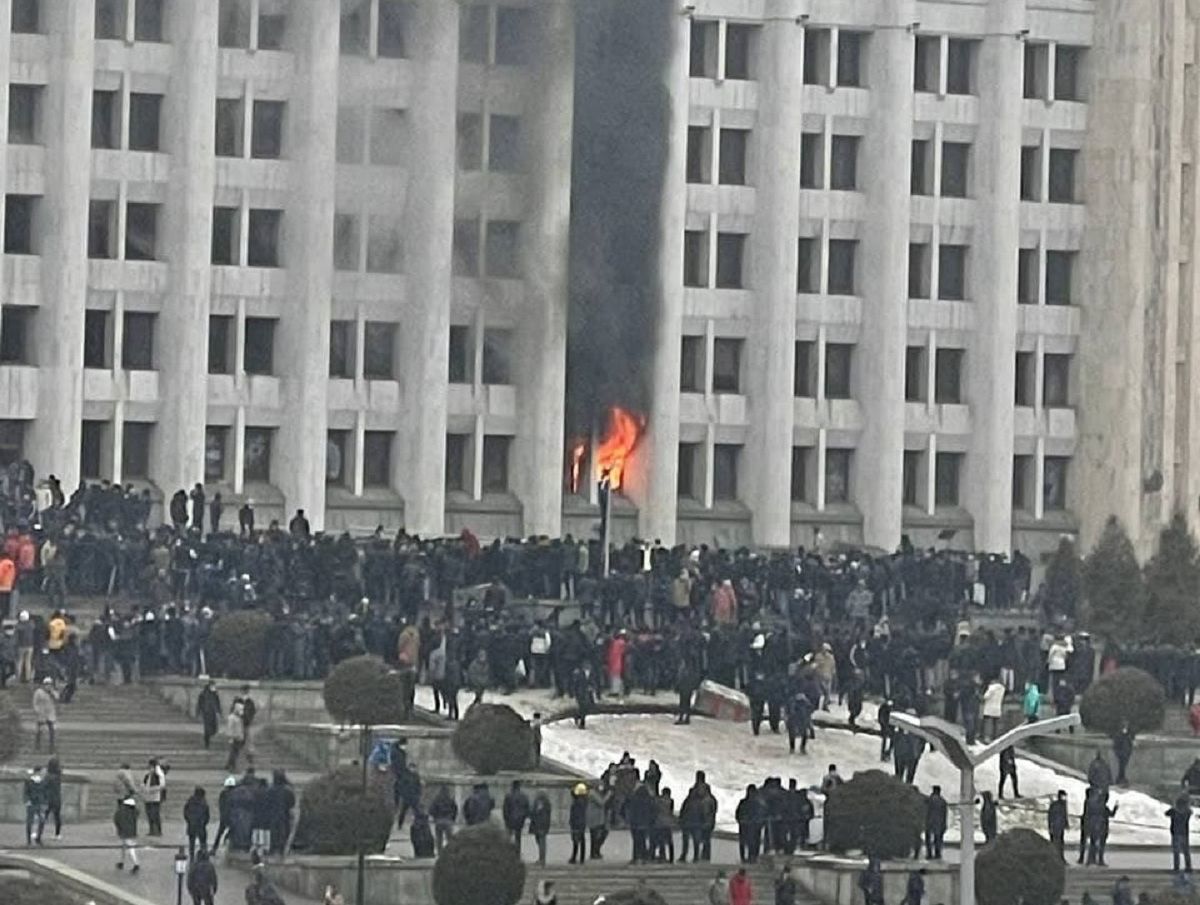 В захваченном протестующими здании мэрии Алма-Аты начался пожар