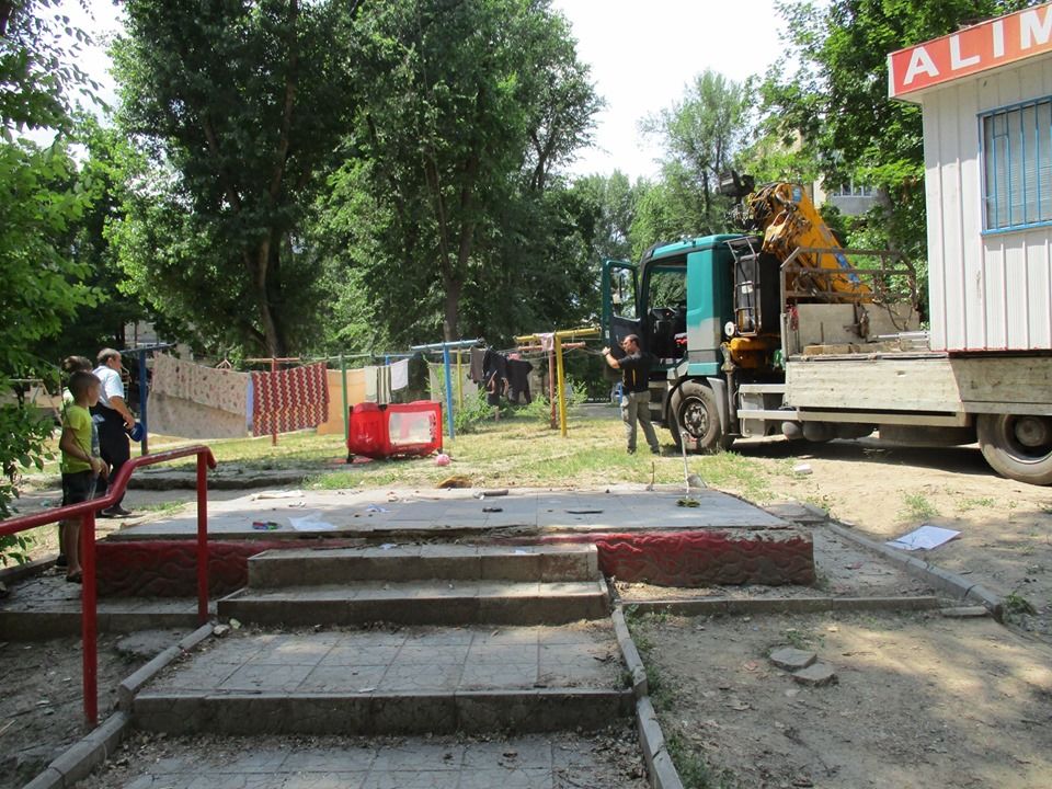 На Рышкановке продолжают демонтировать незаконно установленные киоски