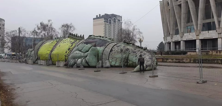 Огромный дракон с центральной площади появился у кишиневского цирка