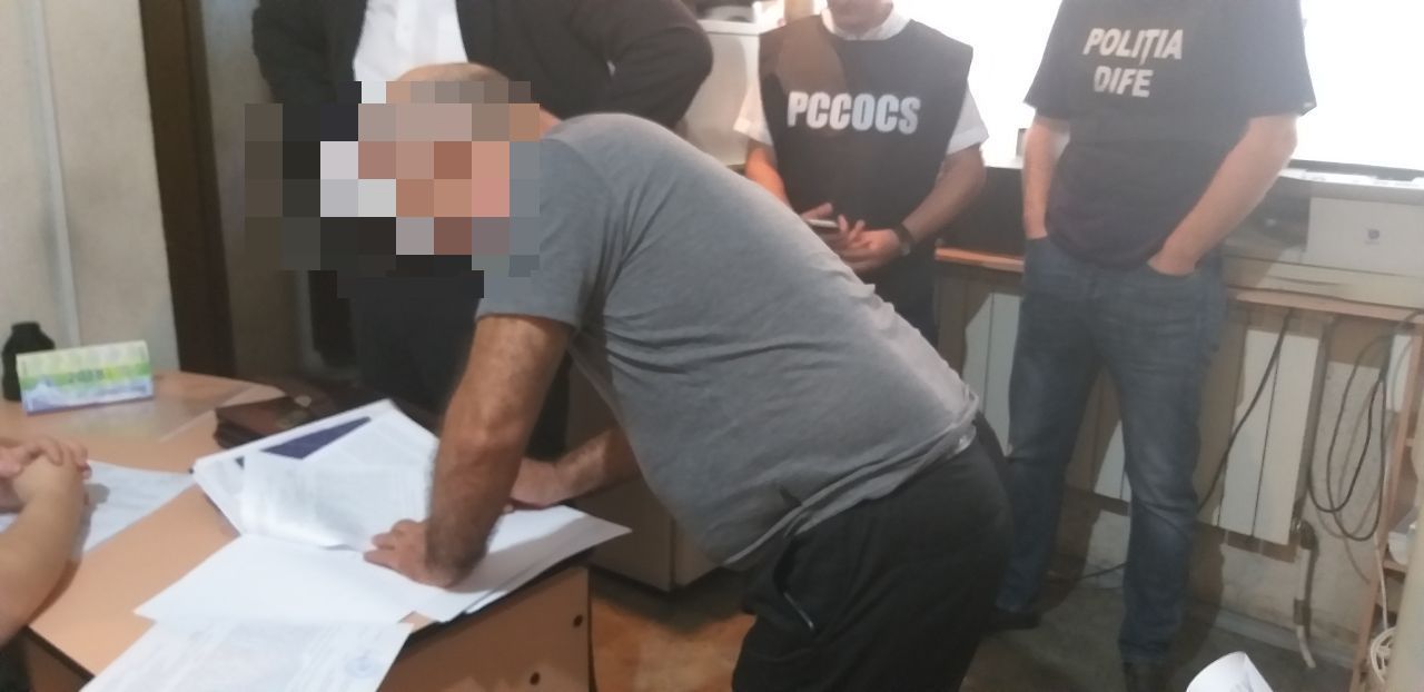 Правоохранители провели 14 обысков по подозрению в отмывании денег