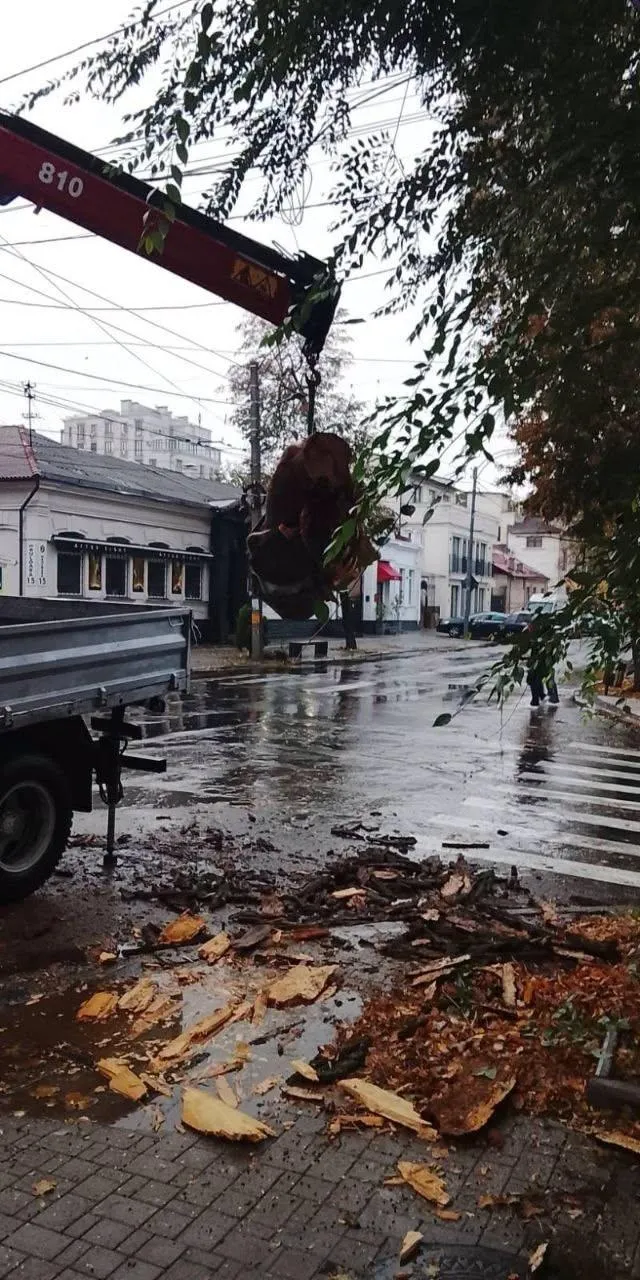 Сотрудники Spații Verzi очищают улицы столицы после дождя