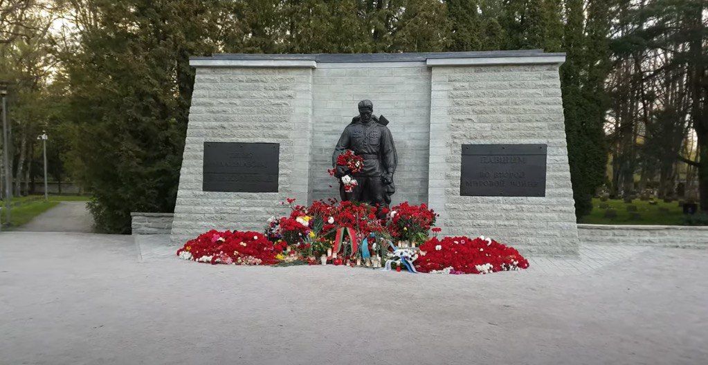Жители Эстонии несут цветы к памятникам советским воинам, несмотря на ЧП