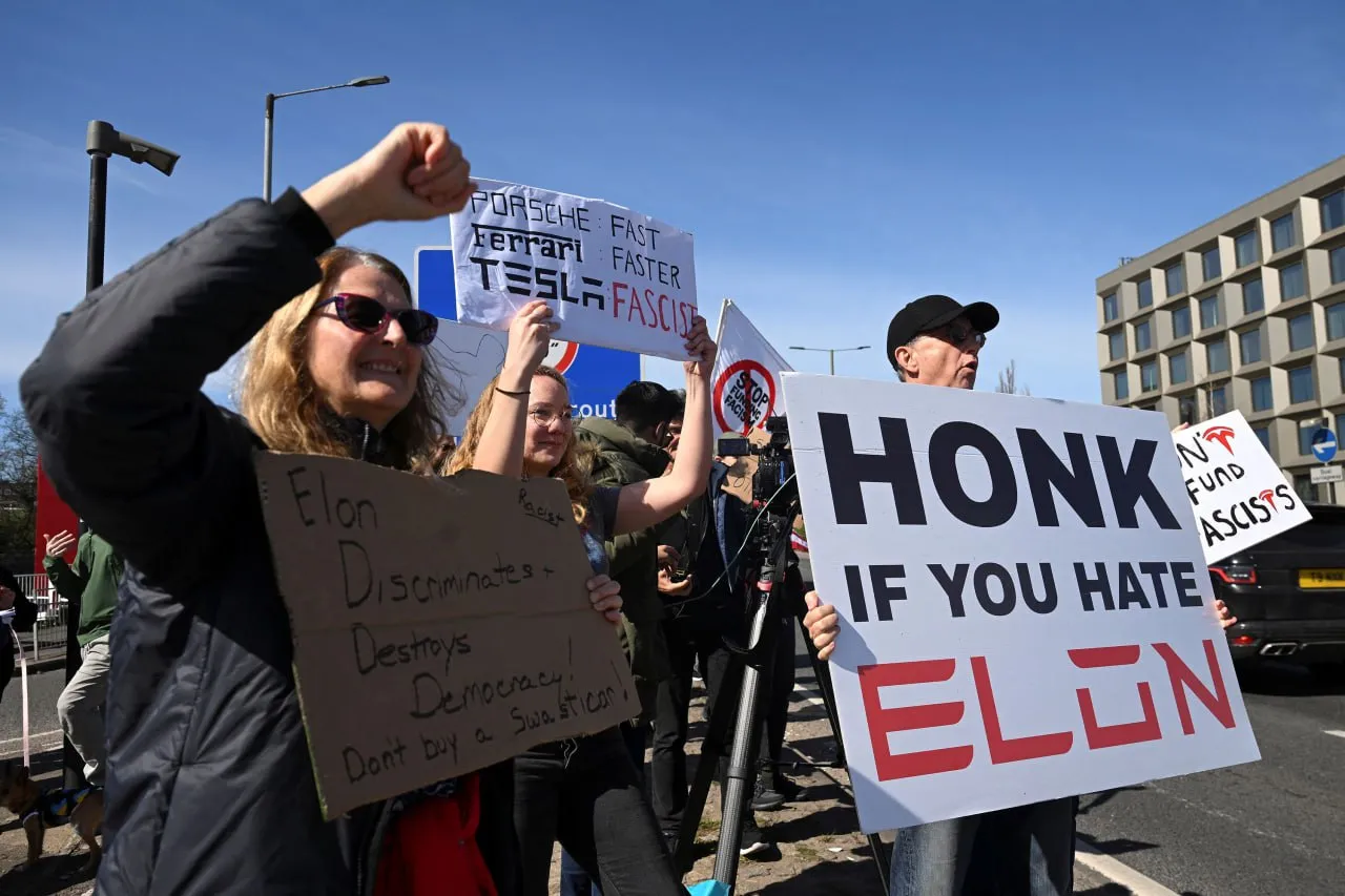 В Британии прошли протесты против Маска и Tesla