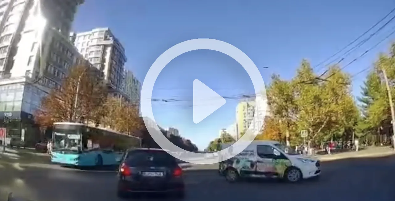 ДТП в Кишиневе: один из автомобилей перевернулся