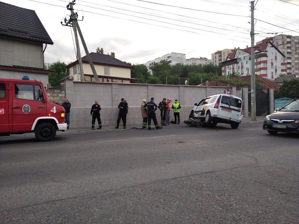 Мотоциклист попал под колеса такси в результате ДТП