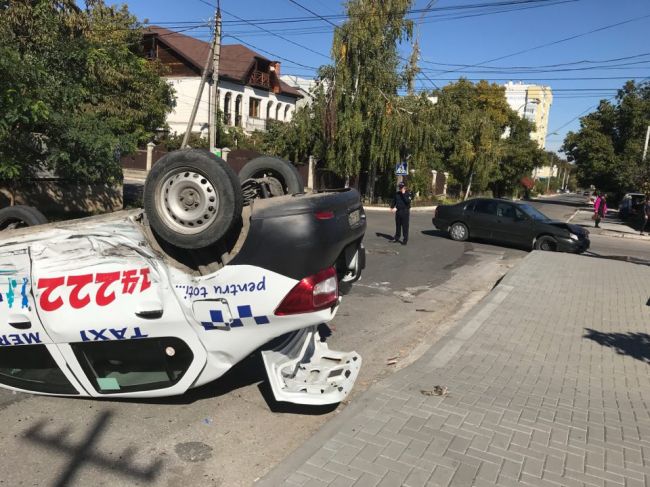 На Буюканах в результате ДТП перевернулась машина такси