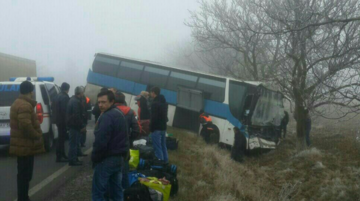 Un autobuz cu pasageri s-a lovit violent cu un camion la Ştefan Vodă