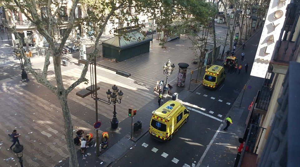 При наезде автомобиля на пешеходов в Барселоне погибло 13 человек