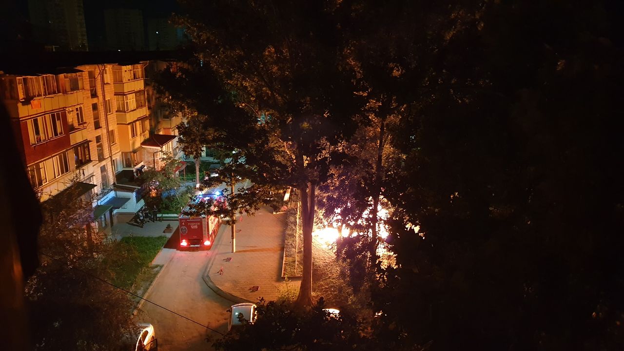 Во дворе жилого дома на Ботанике сгорел внедорожник