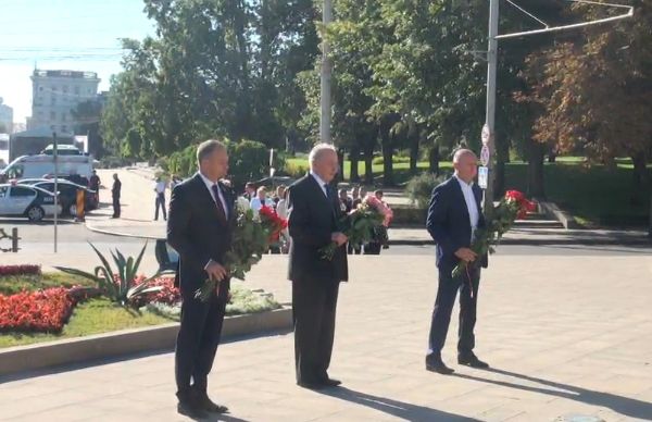 День языка: первые лица страны возложили цветы к памятнику Штефана чел Маре