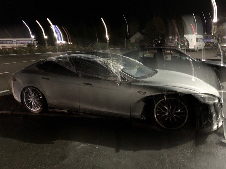 Очередная разбитая Tesla Model S ждет, когда ей разрешат въезд в Молдову
