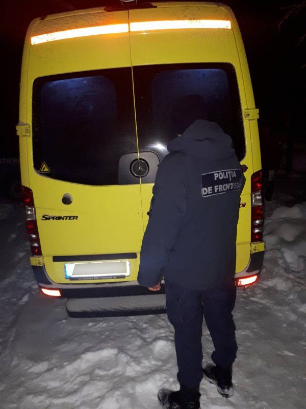 Cinci documente și două mijloace de transport, reținute la frontieră