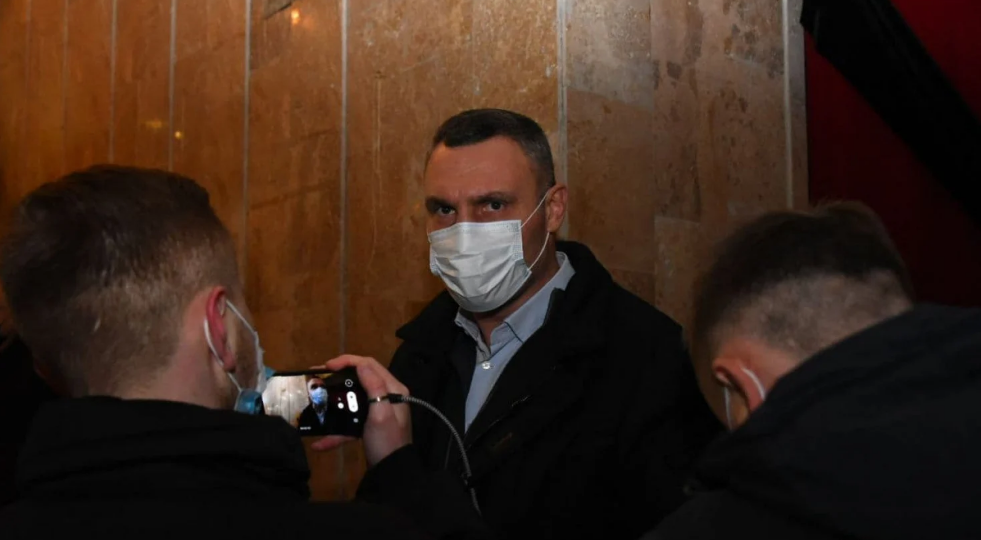 На похоронах Кернеса Кличко делал селфи с поклонницей