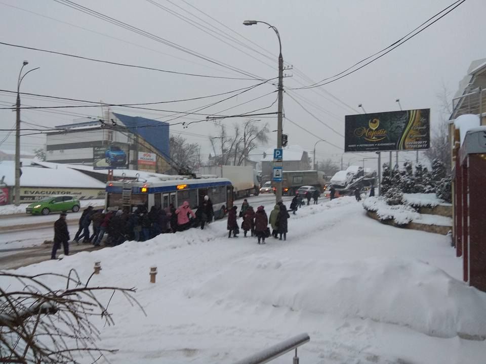 Из-за снега и гололеда в Кишиневе образовались километровые пробки