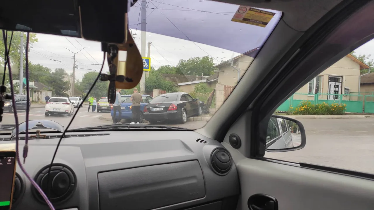 Два автомобиля врезались в забор частного дома в Бельцах