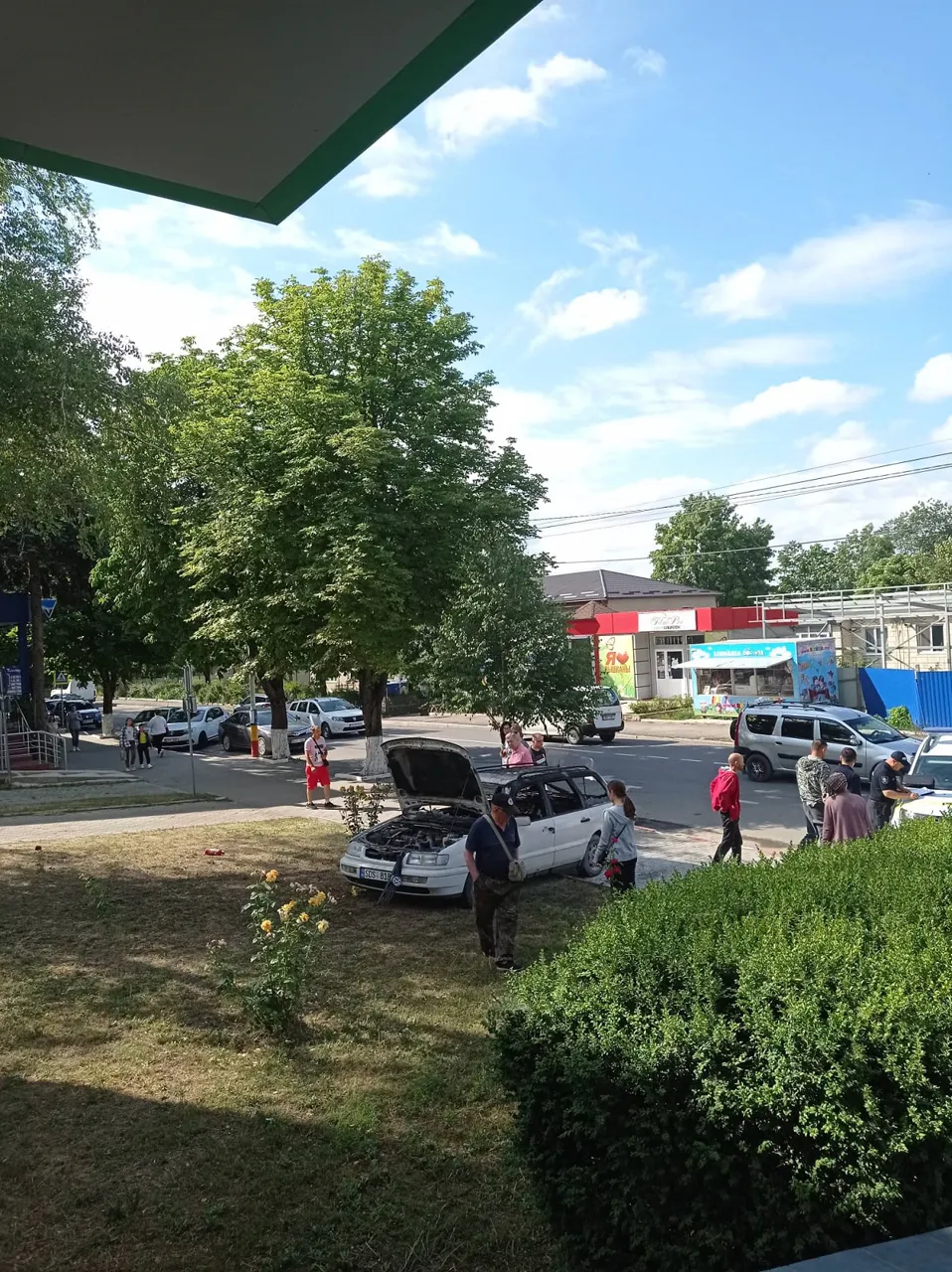 Автомобиль загорелся возле банка в городе Рышканы
