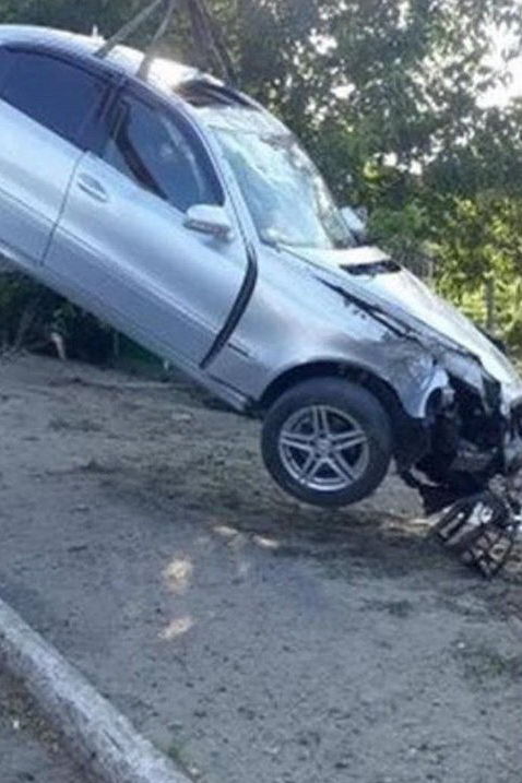 Авария в Вулканештах: Mercedes снес дерево и забор частного дома