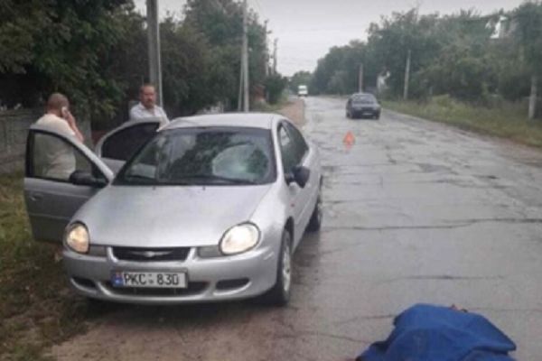 O femeie a fost lovită mortal de o maşină, în apropiere de Lipcani