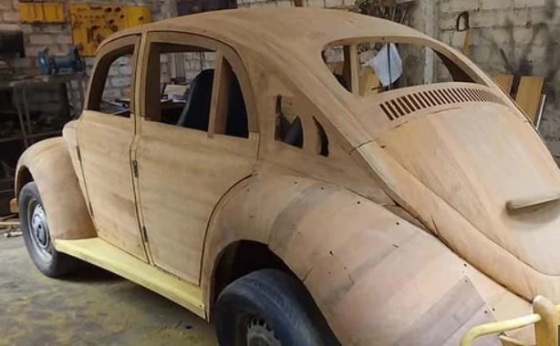 Плотник из Перу построил для дочери деревянный Volkswagen