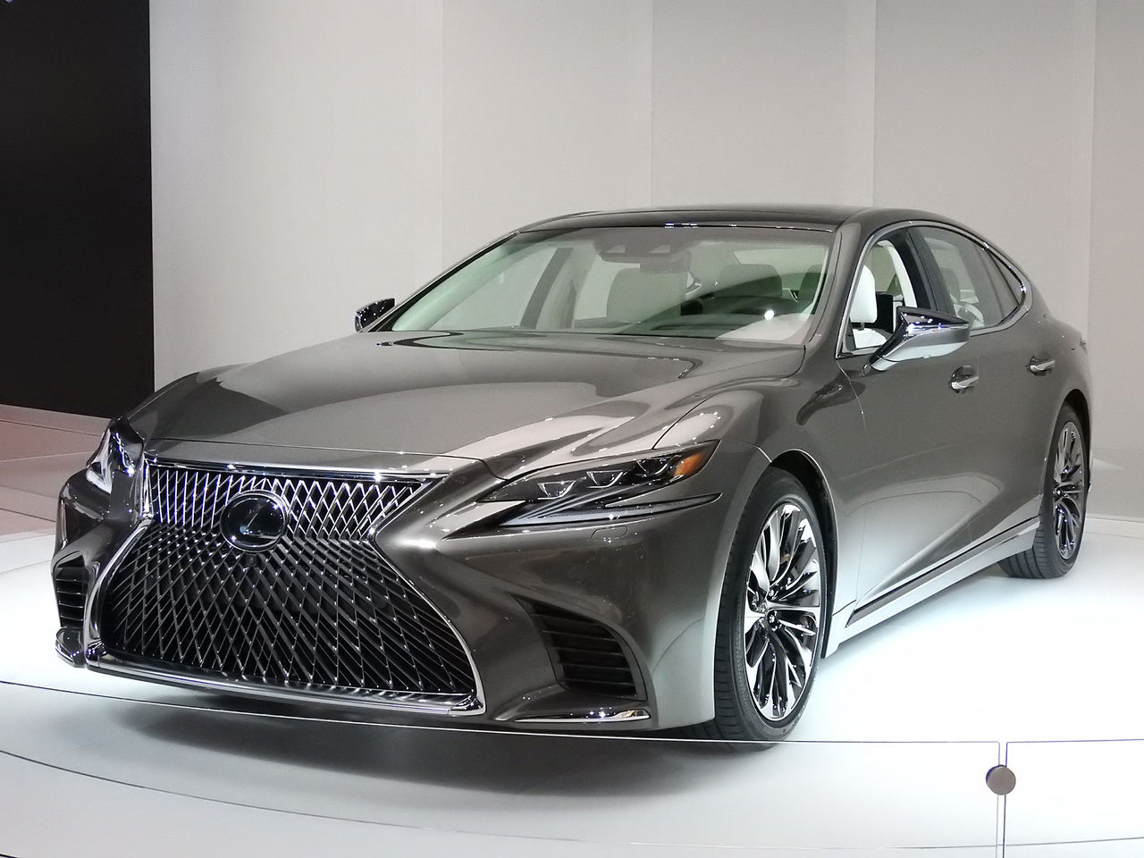 Lexus представил в Детройте флагманский седан LS