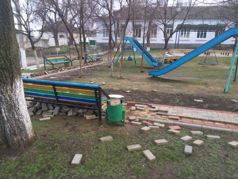 В Гагаузии вандалы перевернули “вверх дном” недавно обустроенный парк