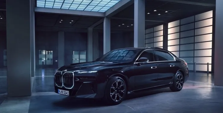BMW представил первый в мире бронированный электрокар