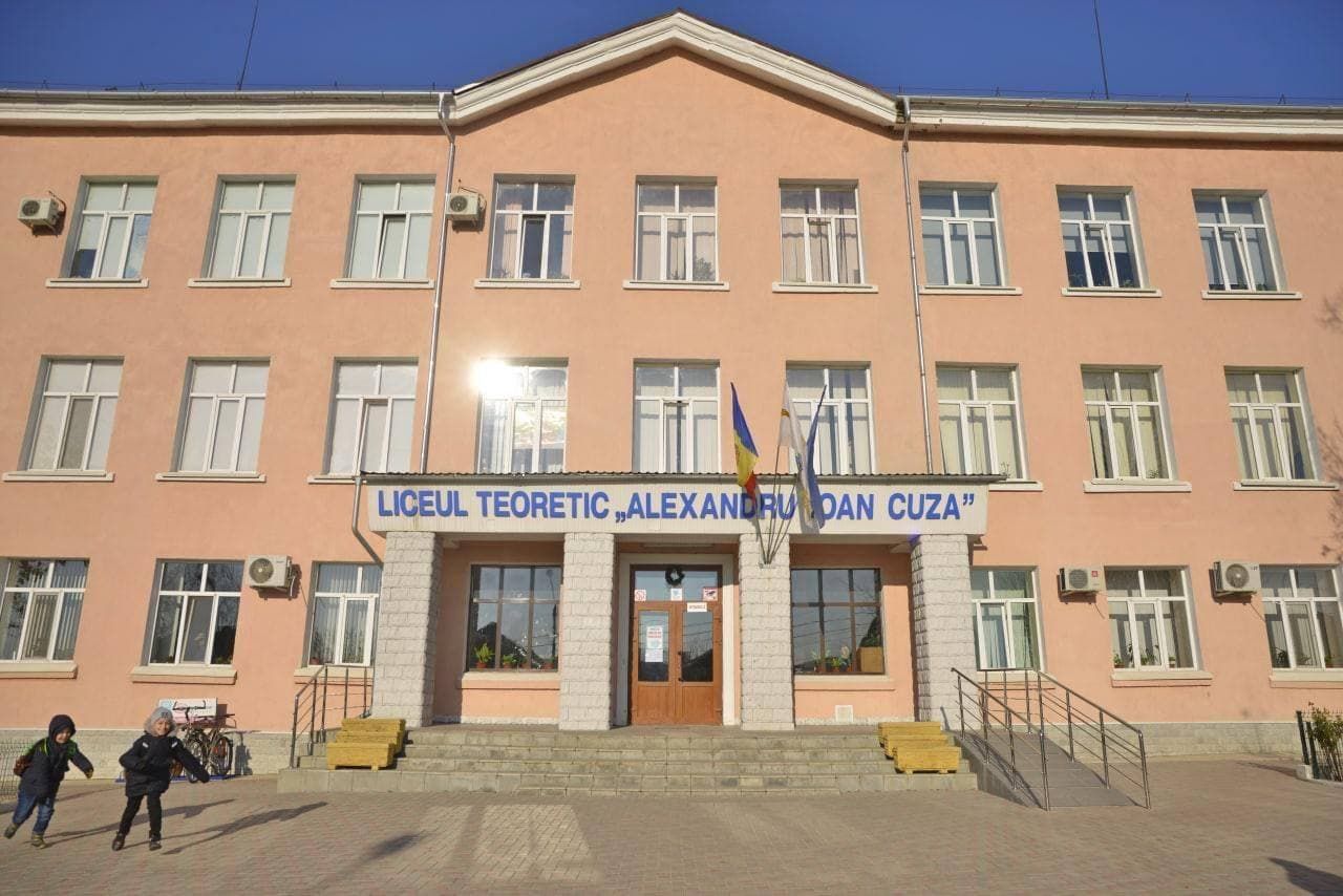 В столичном лицее обустроили тренажерный и актовый залы