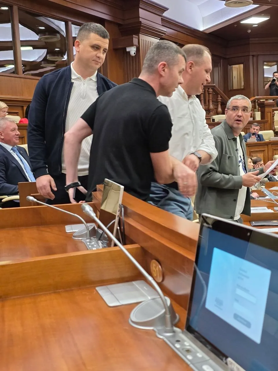 Ион Чебан пришел на заседание парламента: его силой вывели из зала