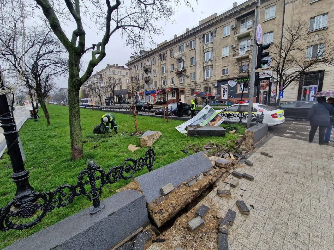 На аллее Григоре Виеру автомобиль врезался в ограждение, разрушив его