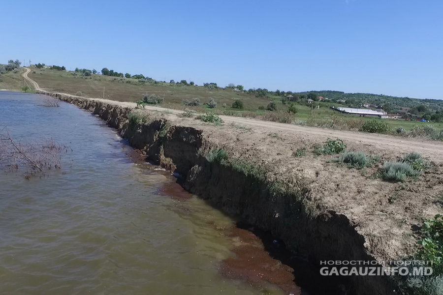 Дамба водохранилища в Дезгинже на грани прорыва