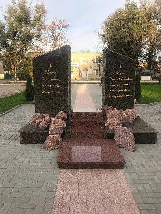 В Вулканештах в парке «Аллея Афганцев» открыт памятник «10 заповедей»