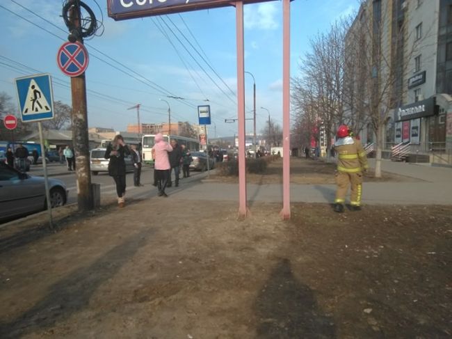 В центре столицы женщина угрожает выброситься из окна