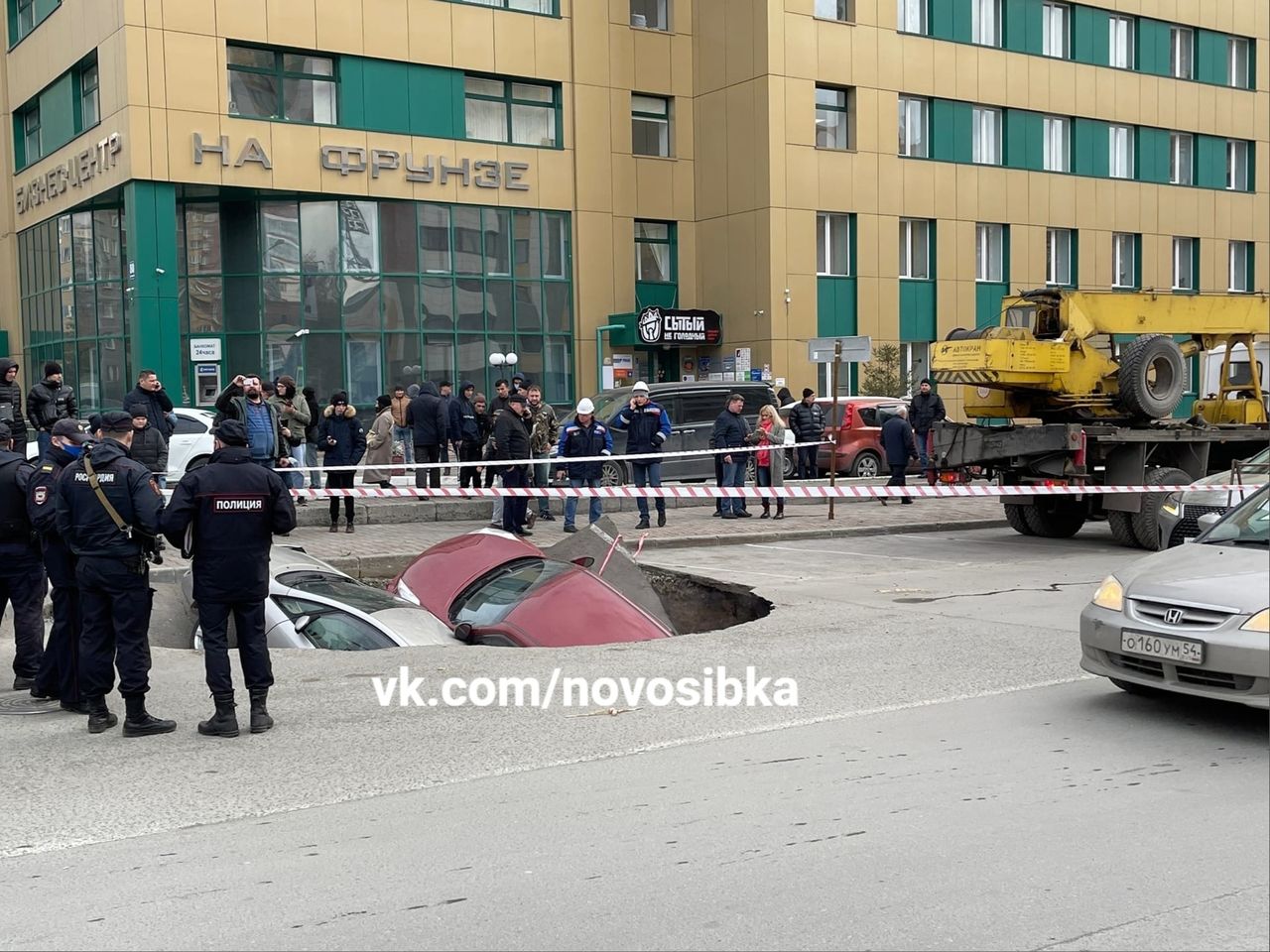 В российском городе машины провалились в яму с кипятком