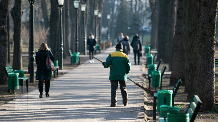 В столице дворники подметают улицы черенками с сухими ветками