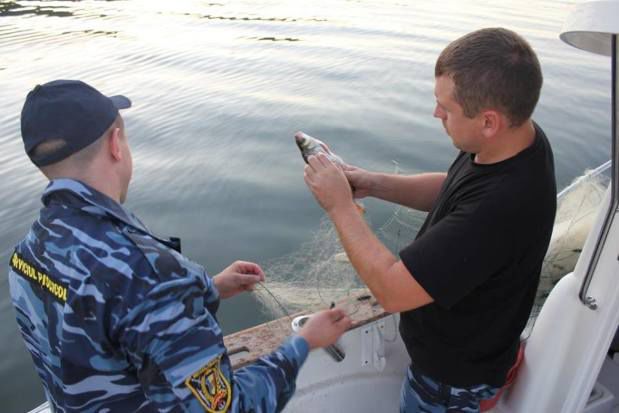 Pescarii nedisciplinați continuă să înhațe amenzi.  Inspectorii piscicoli, în razie pe lacul de acumulare Dubăsari