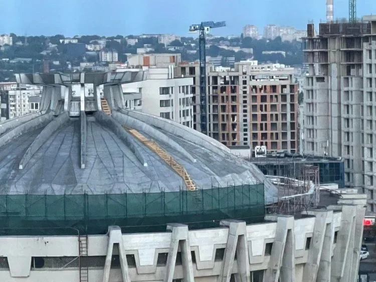 Начался ремонт крыши столичного цирка